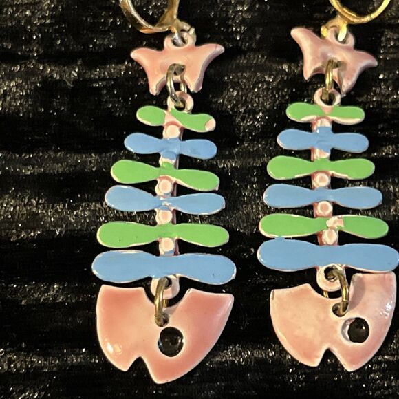 Vintage Dangling Articulated Enamel On Metal Fish Clip On Earrings Pink Teal - Picture 3 of 9